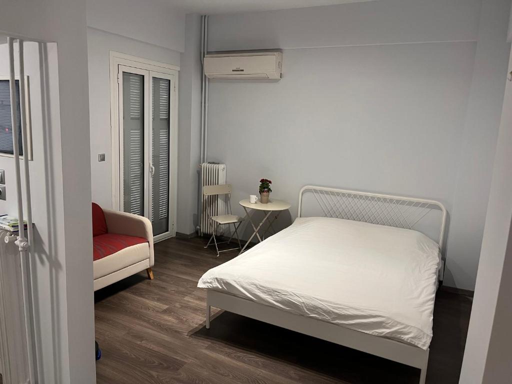 Llit o llits en una habitació de Studio by Acropolis
