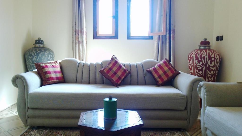 sala de estar con sofá y mesa en Asklou Appartement à Mirleft en Mirleft