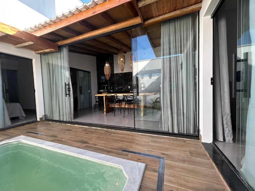 an indoor jacuzzi tub in a house at Casa Green Ville in Prado