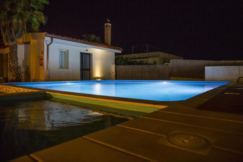 Bazén v ubytování Casa dei Carrubi nebo v jeho okolí