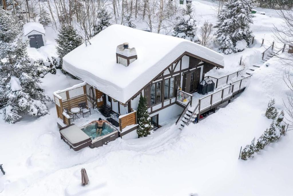 an aerial view of a house covered in snow at Charme-Nord in Sainte-Agathe-des-Monts