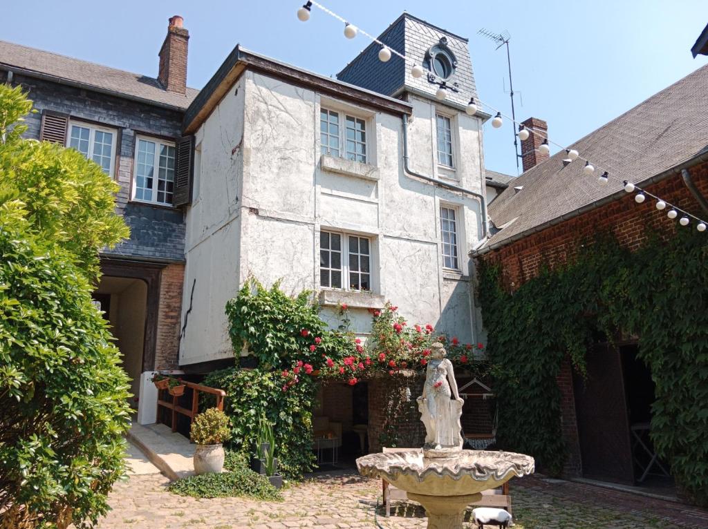 a house with a fountain in front of it at Chambre d'hôtes studio proche mer Mers-les-bains in Gamaches