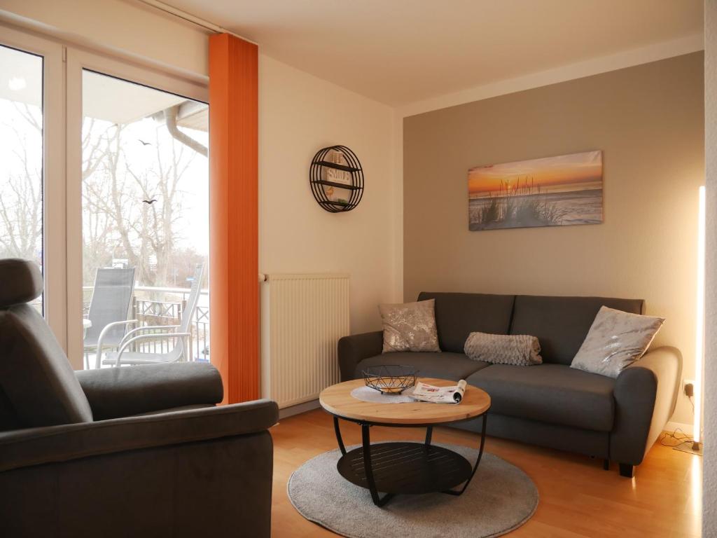 a living room with a couch and a table at Seegurke in Am Schwarzen Busch