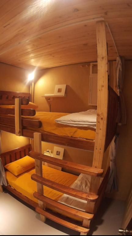 um quarto com 2 beliches num camarote em On Board Hostel em Manzhou
