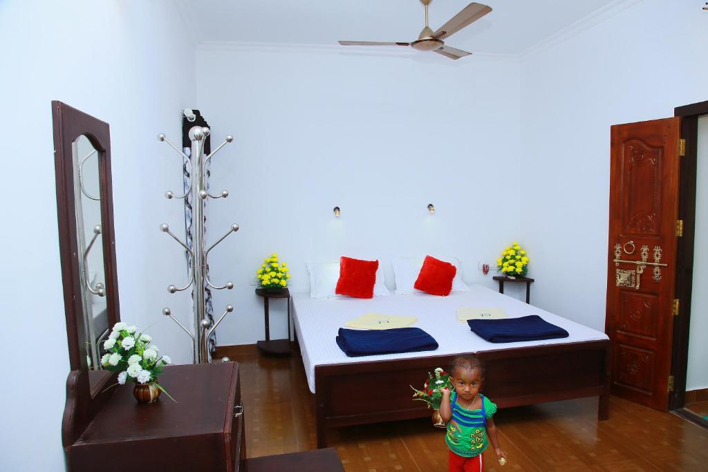 Postel nebo postele na pokoji v ubytování Marari Neena Beach homestay