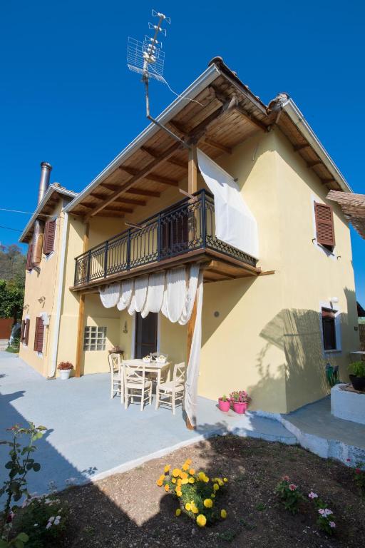 a building with a balcony with a table and chairs at Rodi House in Lygia