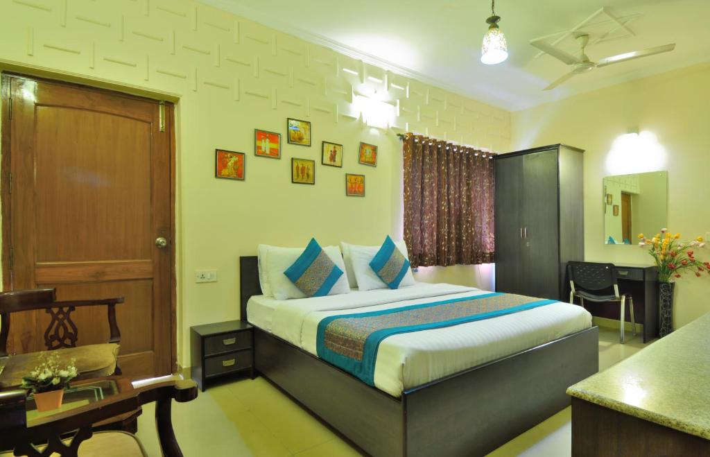 a hotel room with a bed and a desk and a desk at Hotel Persona International in New Delhi