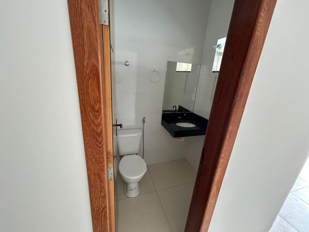 a small bathroom with a toilet and a sink at Casa Terra in Prado
