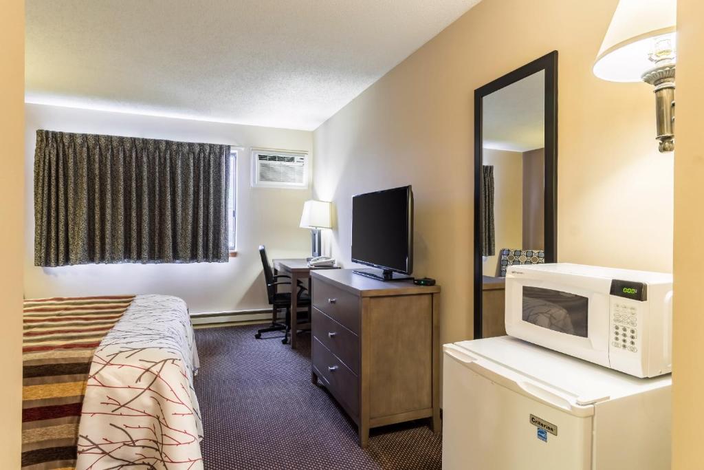 Rodeway Inn - King Room - Non-Smoking
