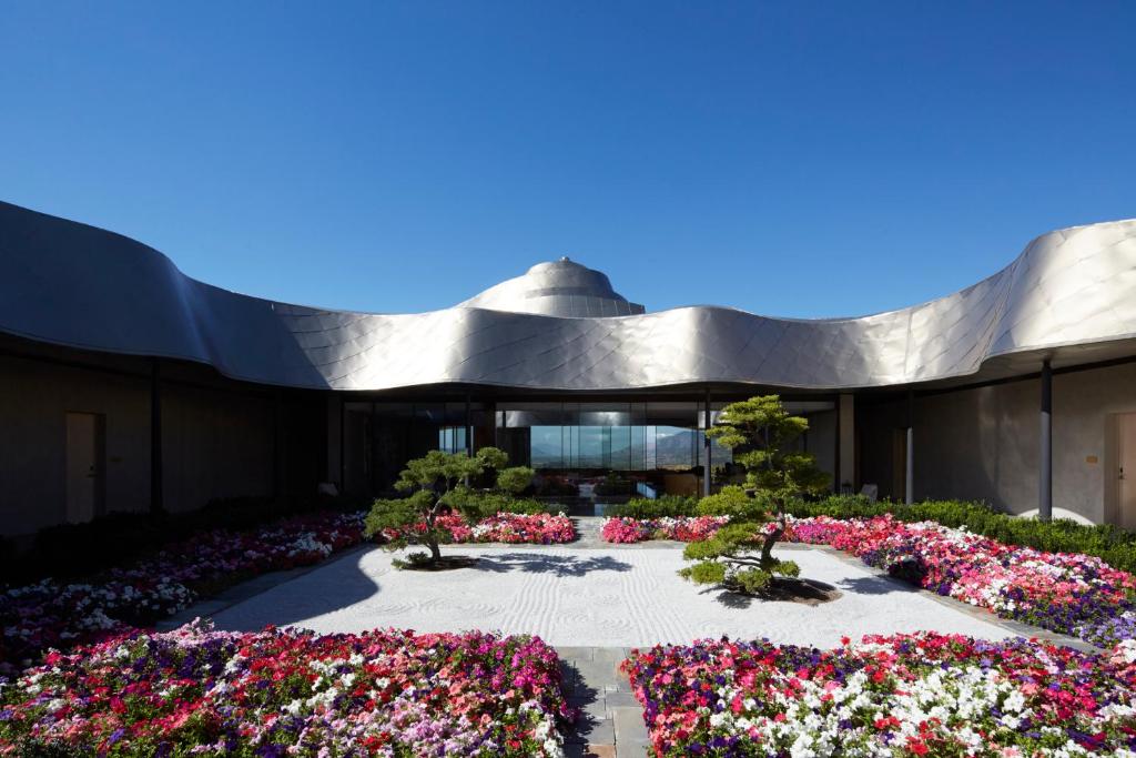 a building with a bunch of flowers in front of it at Vik Chile in San Vicente de Taguatagua