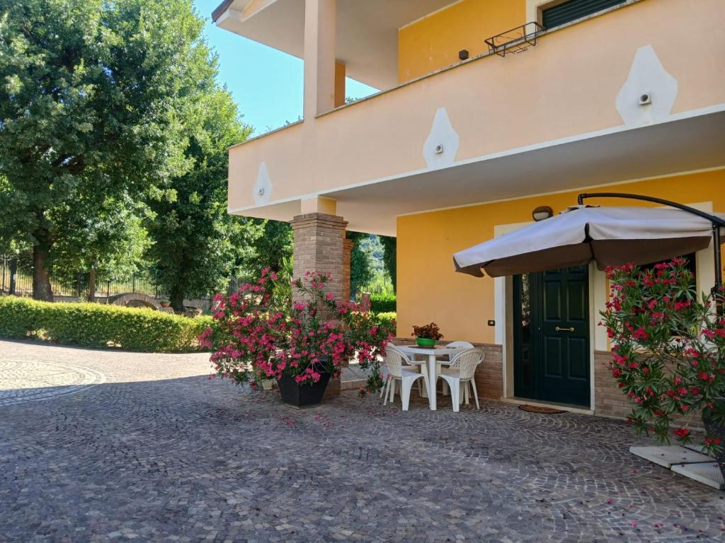 a patio with a table and an umbrella at B&B SAN NAZZARO in Monteroduni