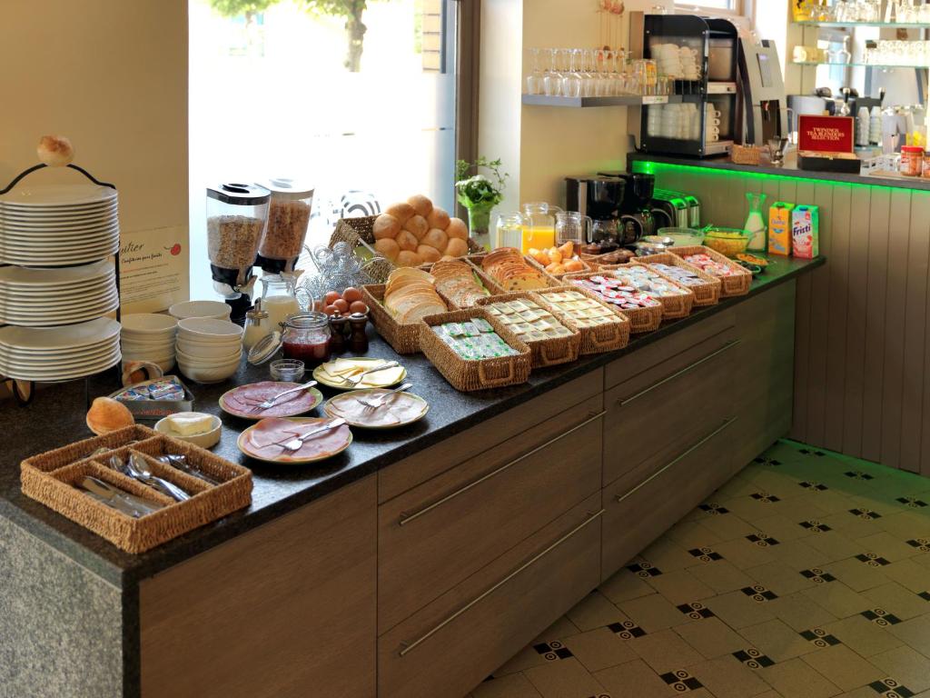 Comida en o cerca de este hotel