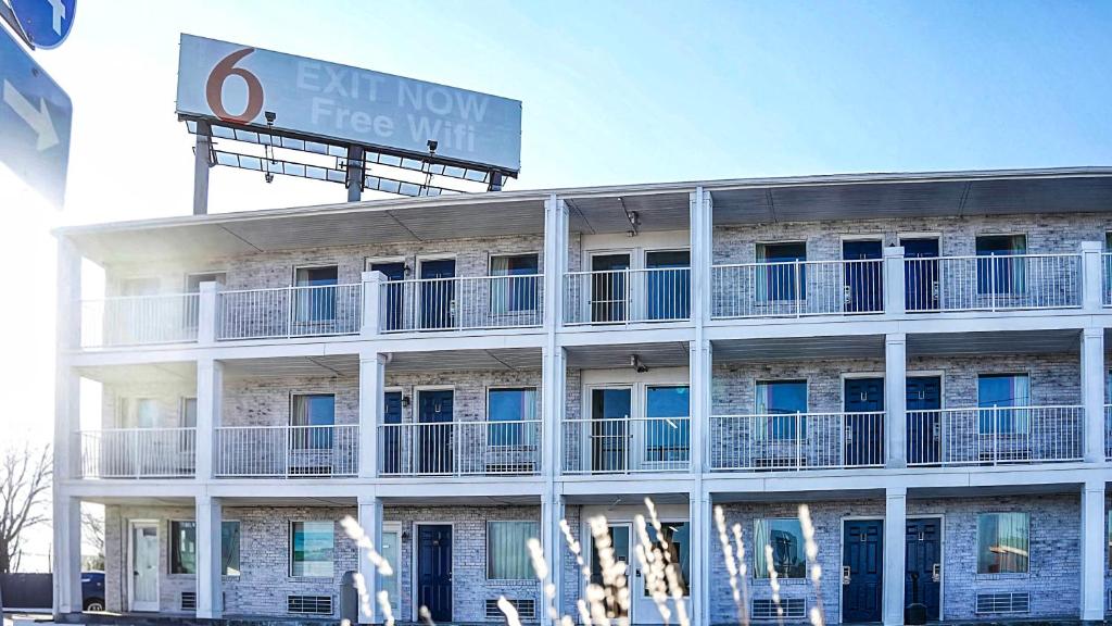 a white building with a sign on top of it at Motel 6-Rolla, MO in Rolla