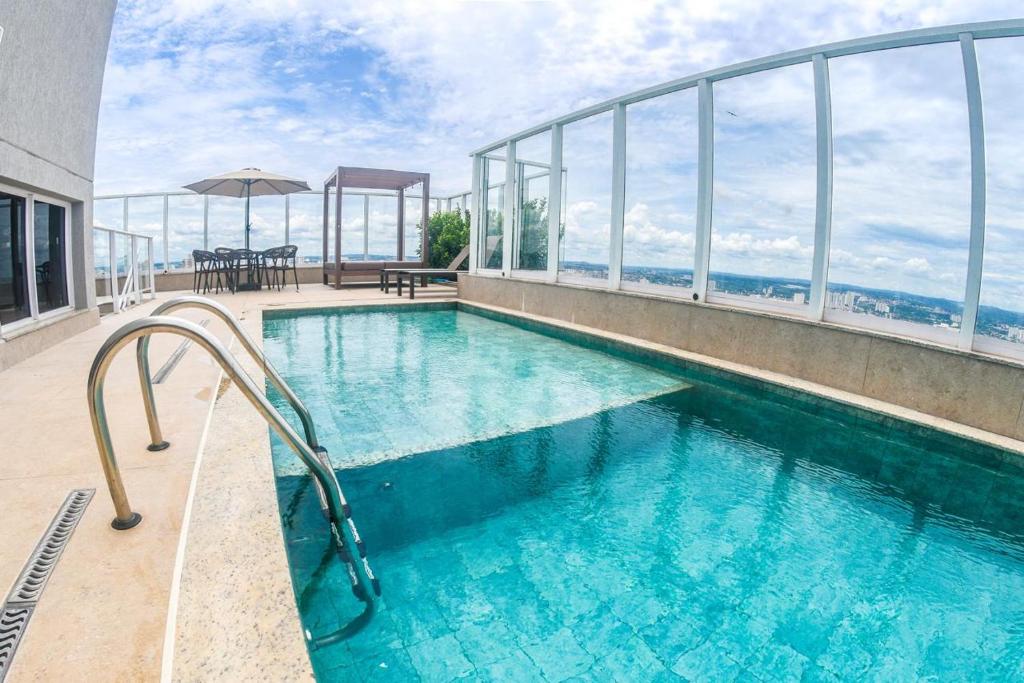 a swimming pool on top of a building at Apê catedral centro in Goiânia