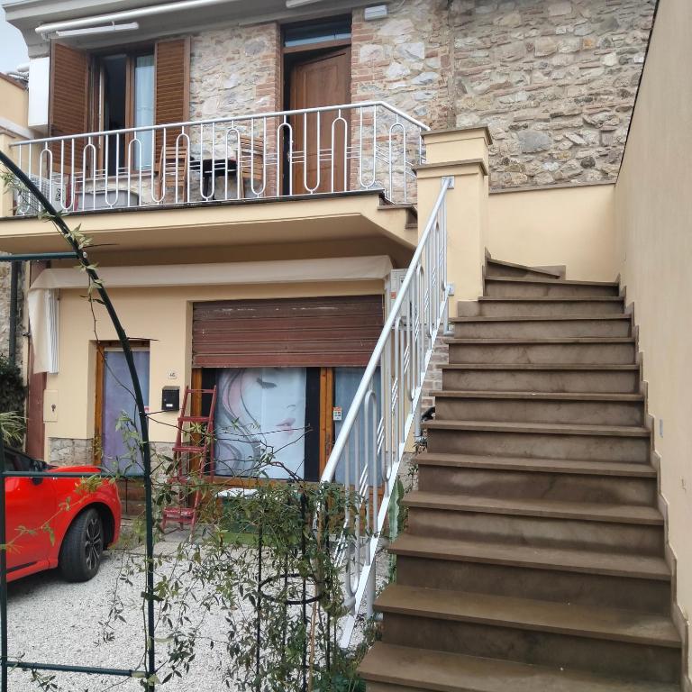 a staircase leading up to a house with a balcony at Appartamento Giuse Mari in Suvereto