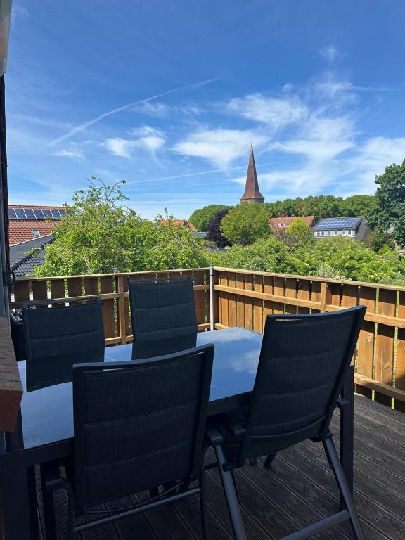 a patio with a table and chairs on a deck at Ferienwohnung Wildblume in Fehmarn