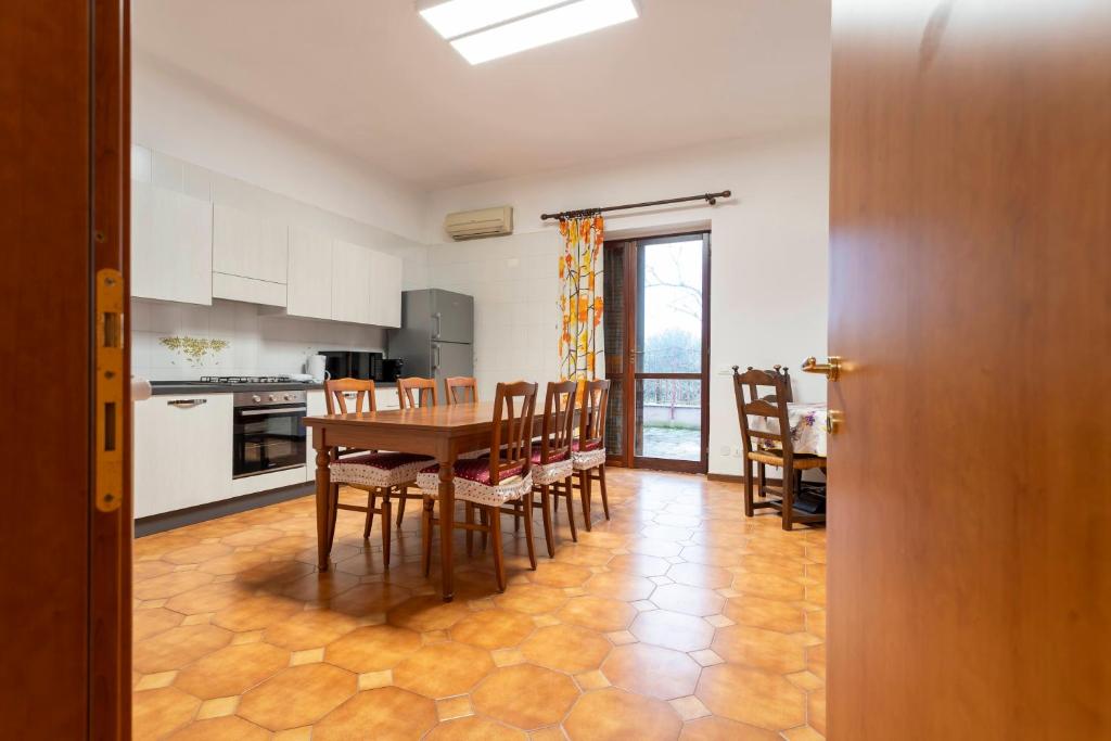 a kitchen and dining room with a table and chairs at Residenza Santa Rita in Novara