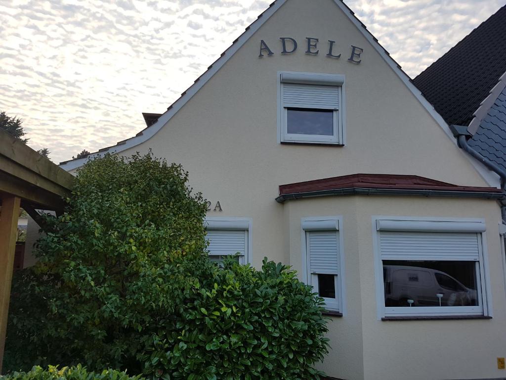 ein weißes Haus mit dem Wort Adle drauf in der Unterkunft Haus Adele in Laboe
