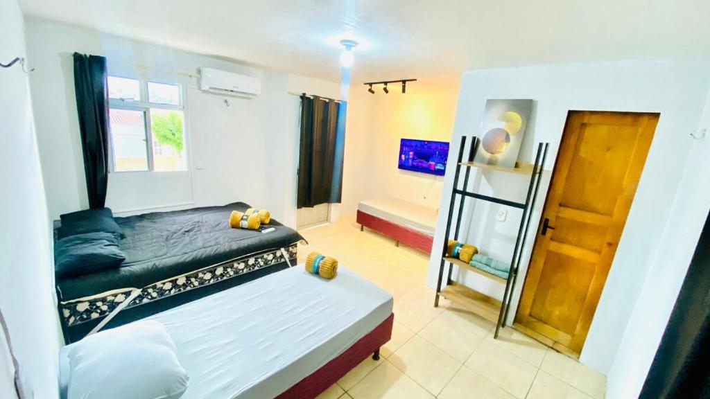 a bedroom with a bed and a window and a tub at Ap com ar próximo ao centro in Crateús