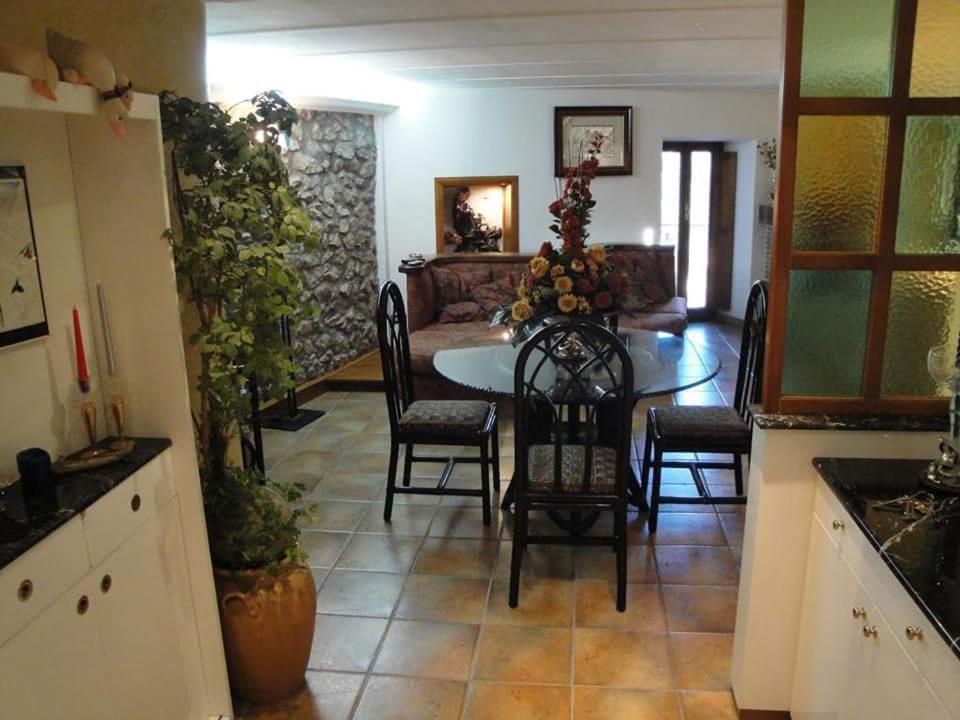 kuchnia i jadalnia ze stołem i krzesłami w obiekcie La Petie Maison di Apricus w mieście Olevano Romano