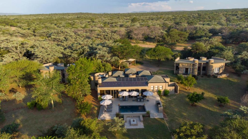 an aerial view of a mansion with a swimming pool at Buffelshuis Safari Camp in Golders Green