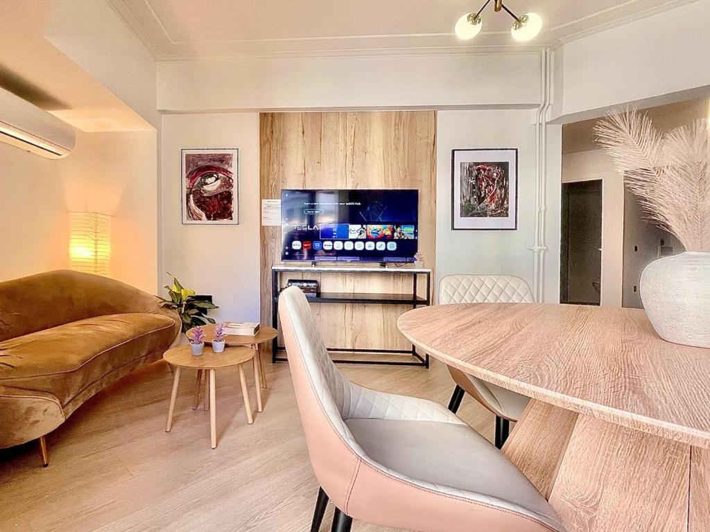 New Sleek 3BR apartment in the center of Athens
