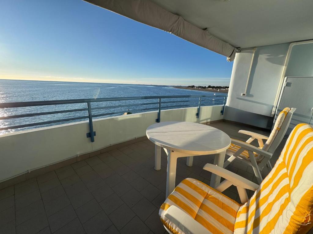 a balcony with a table and chairs on a cruise ship at Villa Luciana in Grado