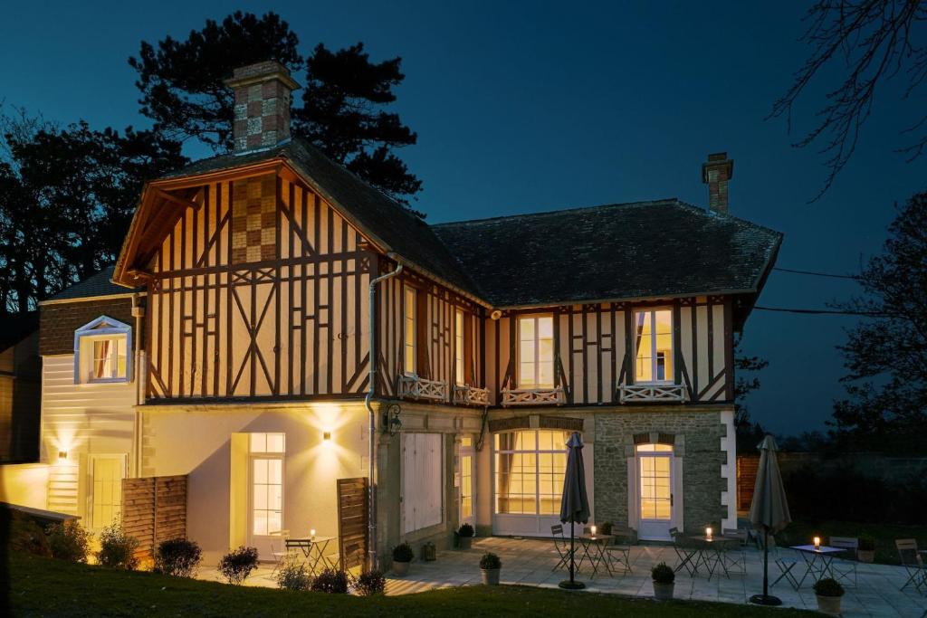 an exterior view of a house at night at Les Villas d'Arromanches, Teritoria in Arromanches-les-Bains