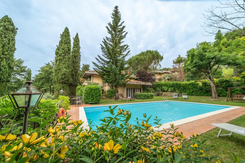 a swimming pool in the yard of a house at Villa Monica in Le Bolle