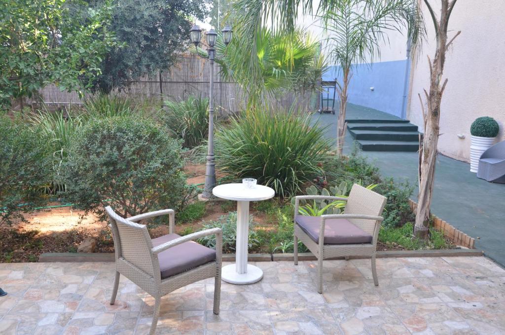 Uma varanda ou outra área externa em Pinsker Garden Apartment - Petah Tikva