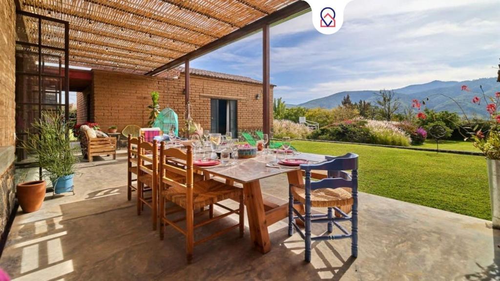 a dining table and chairs on a patio at Casa Estrella, Mountain View in Malinalco