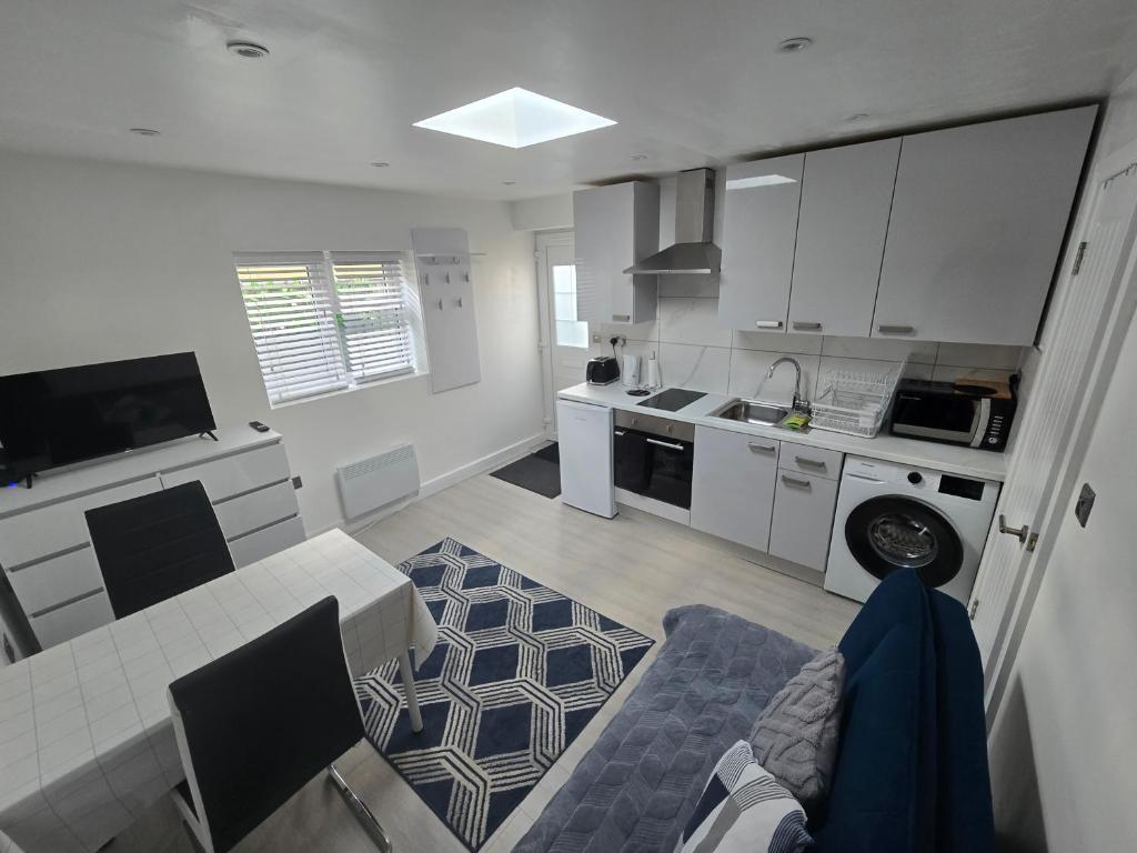 10 mins from Wimbledon Detached garden apartment