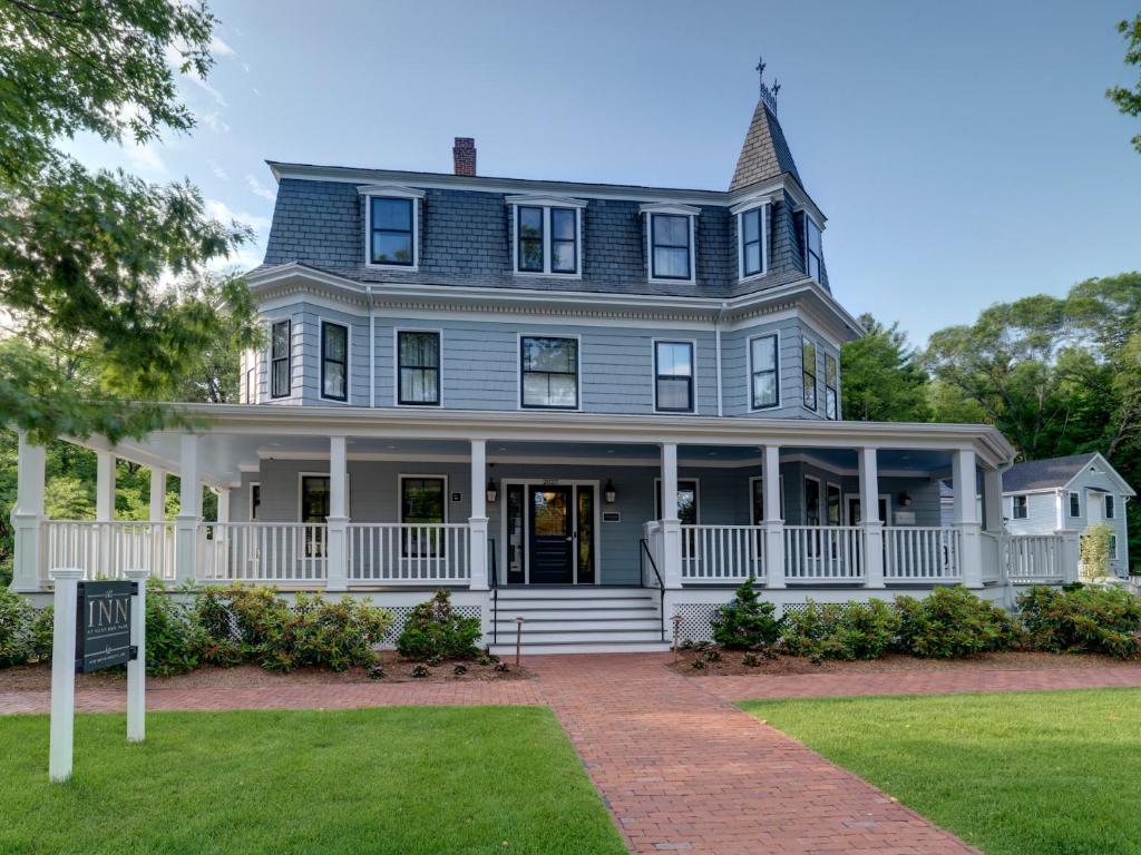 ein großes blaues Haus mit einer weißen Veranda in der Unterkunft The Inn at Hastings Park, Relais & Châteaux in Lexington