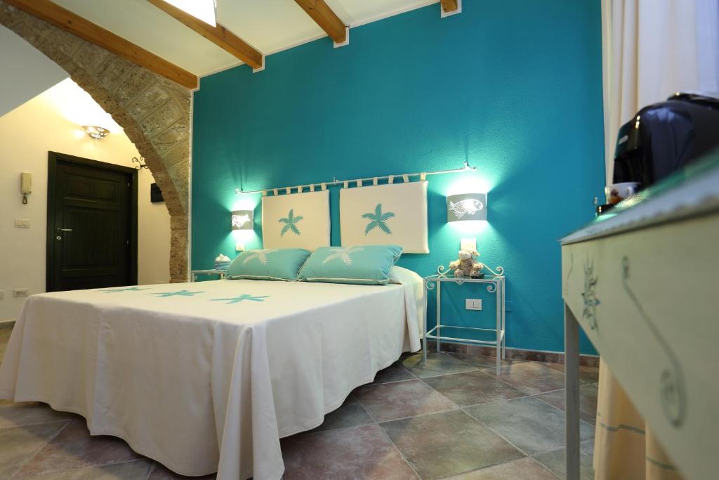 アルゲーロにあるPalau De Rosaの青い壁のベッド付きの青いベッドルーム1室