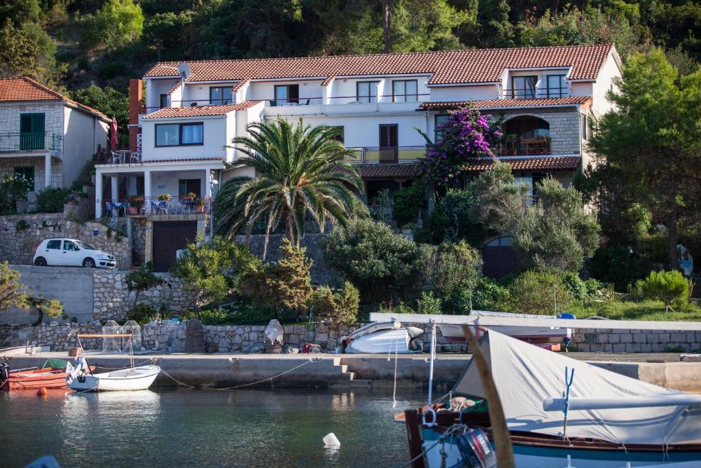 una casa en una colina con barcos en el agua en Apartments Ana en Lastovo