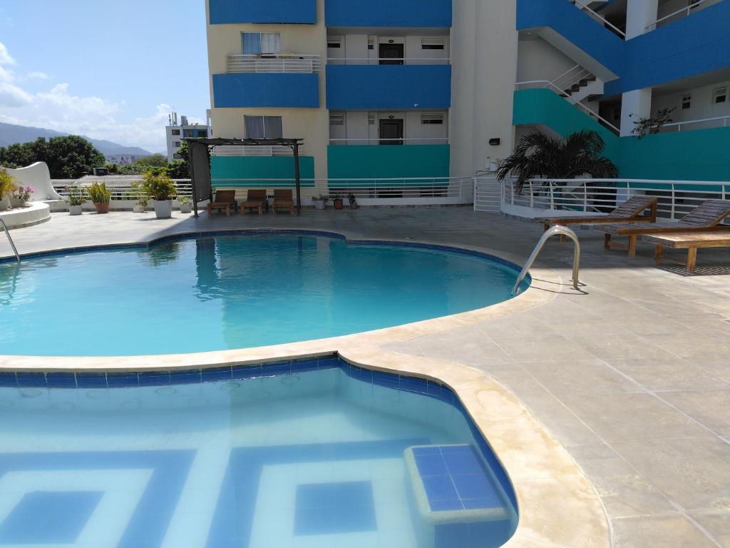 a large swimming pool in front of a building at Rodadero brisas marinas in Gaira
