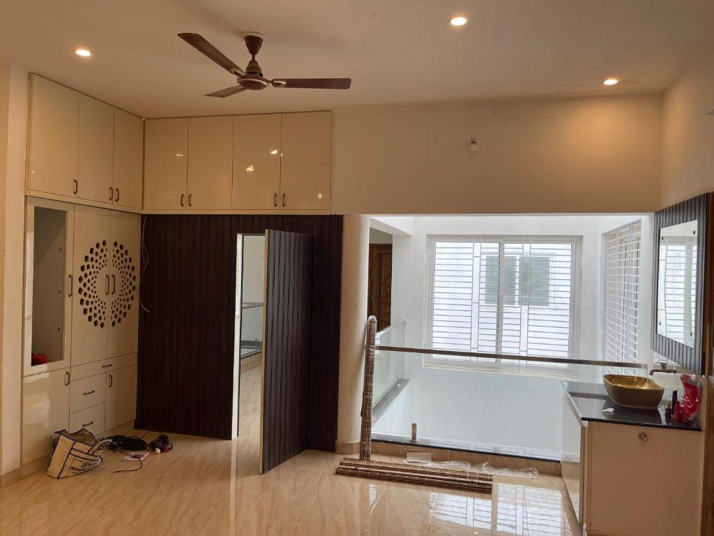 a kitchen with a bath tub and a ceiling fan at Santhosh Villa in Thanjāvūr