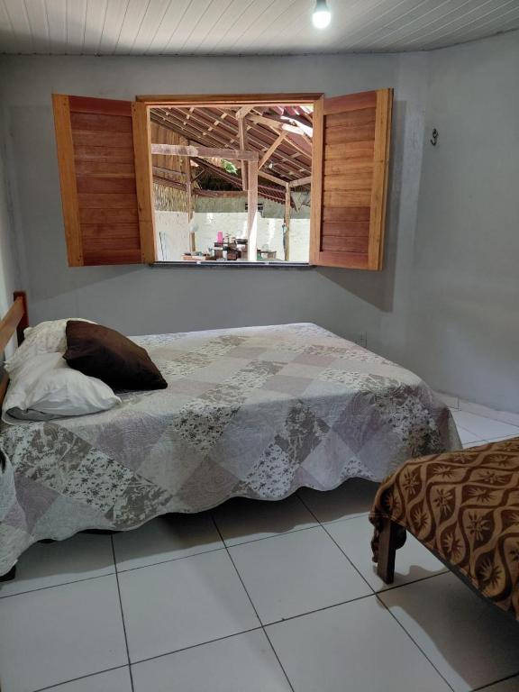 a bedroom with a bed and a window in it at POUSADA Botos de Alter quarto compartilhado in Alter do Chao