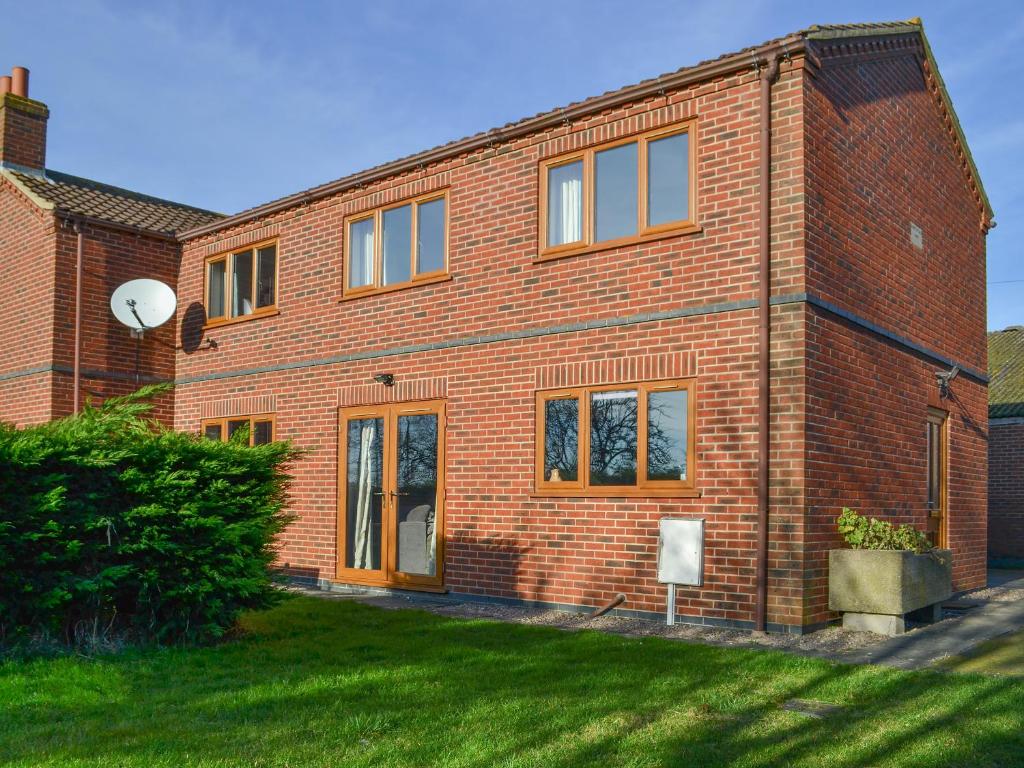 a brick building with a grass yard in front of it at Carp Cottage - Ukc1907 in Doddington