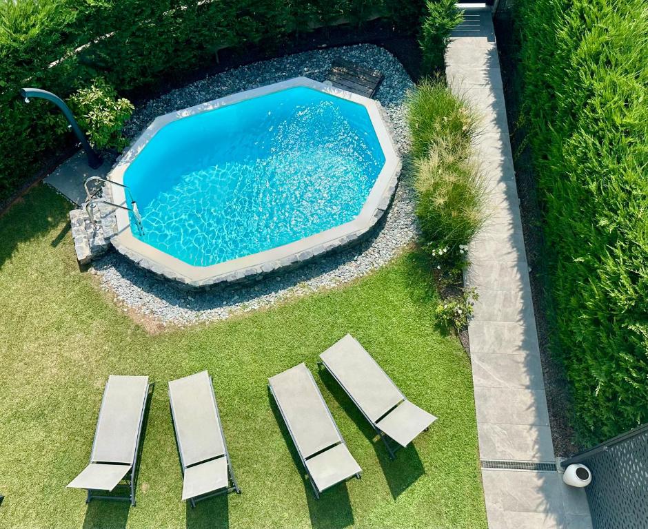 an overhead view of a swimming pool with two lounge chairs at Villa Carlotta in Salionze