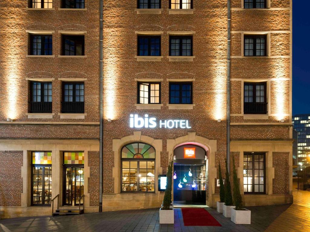 a large brick building with a bus hotel at ibis Hotel Brussels off Grand'Place in Brussels