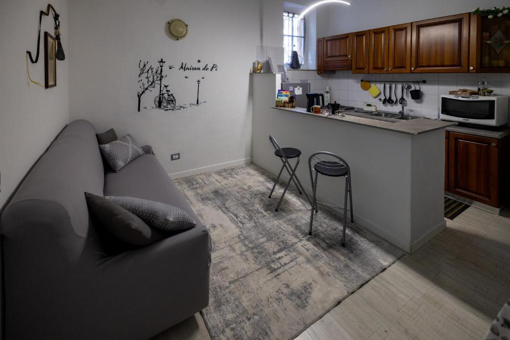 a living room with a couch and a kitchen at Maison de Pi Sanremo in Sanremo