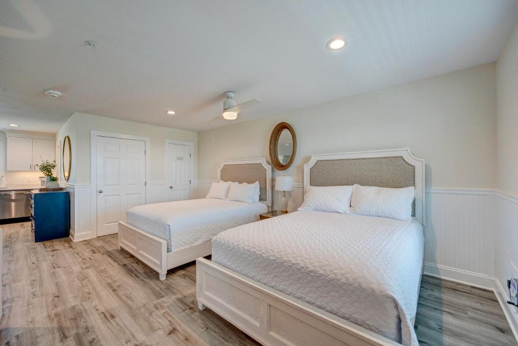 a bedroom with two beds and a kitchen at 2004 Queen Suite, 2nd Floor Oasis in Surf City