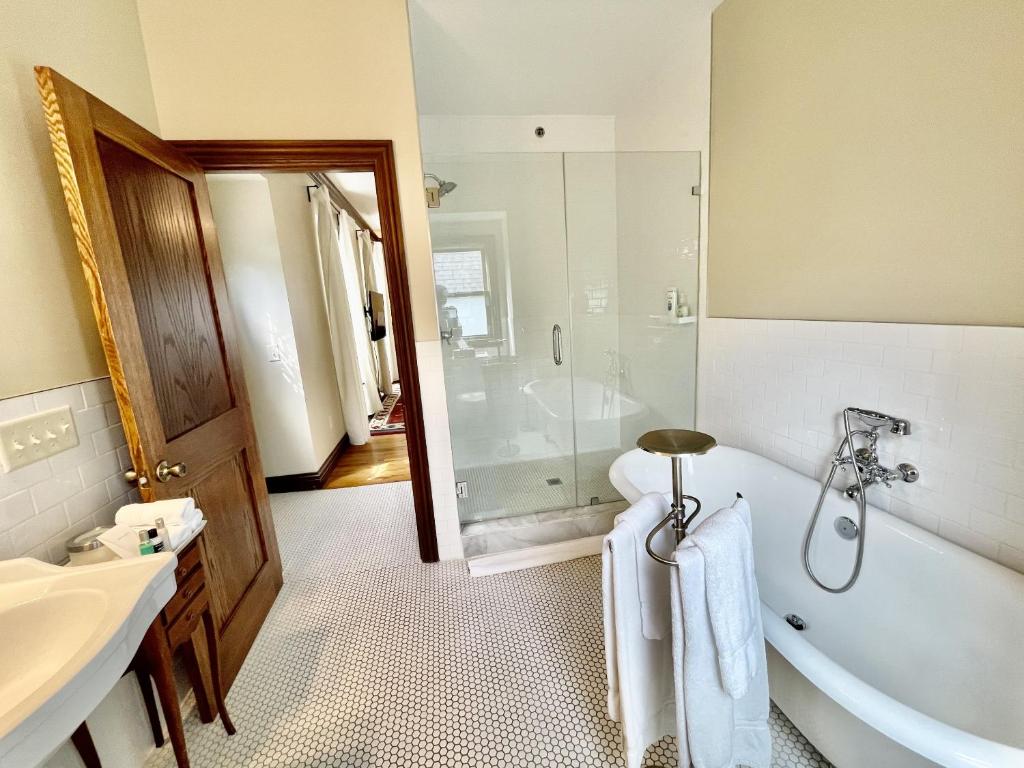 Dartmouth House Inn photo