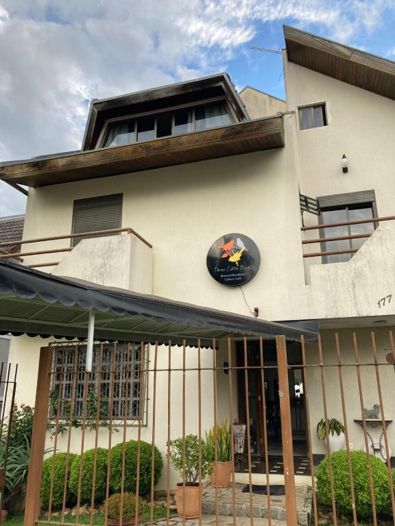 a building with a sign on the front of it at Hospedagem Three Little Birds in Curitiba
