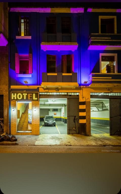 a hotel with a car parked in a parking lot at Casarão da Sé in São Paulo