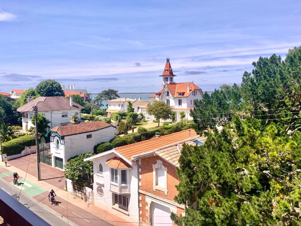 Appartement entièrement rénové avec vue sur le bassin et villa St Yves - Parking privé
