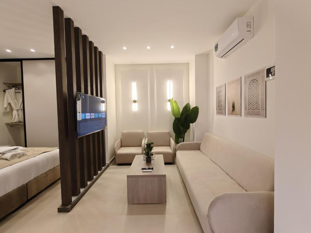 un soggiorno con divano e TV di ذا سهل ستيز ad Amman
