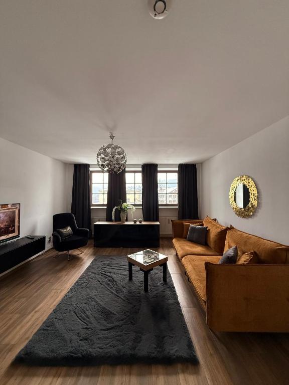 a living room with a couch and a table at Ferienwohnungen am Luitpold in Berchtesgaden