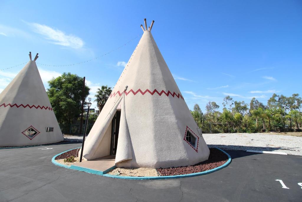 dos tiendas de campaña están sentadas en un estacionamiento en Wigwam Motel, en San Bernardino